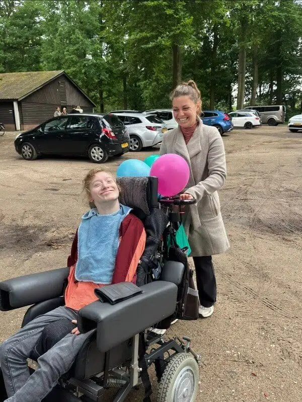 Wandeling bij het zorgbijtje Wandeling met beperkte kinderen